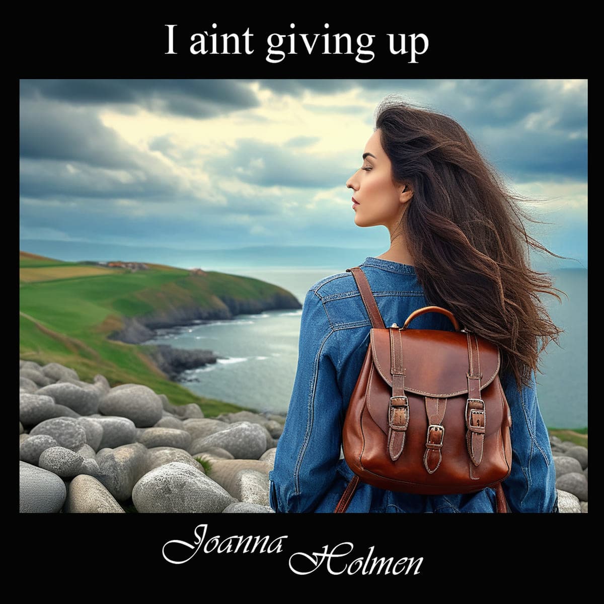 Kvinde i denimjakke med brun rygsæk kigger ud over en grøn klippekyst under skyet himmel. Cover til singlen I Aint Giving Up